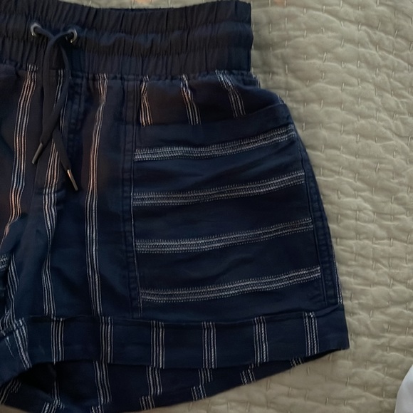 Navy shorts worn once last summer - Picture 2 of 5